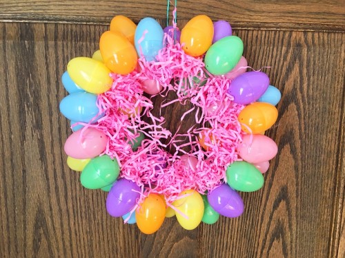 Looking for a quick and easy Easter decoration? Why not make a DIY Easter Egg Wreath? This decoration is beautiful to hang on the front door to welcome your guest to Easter dinner or you can use it as a centerpiece too. 