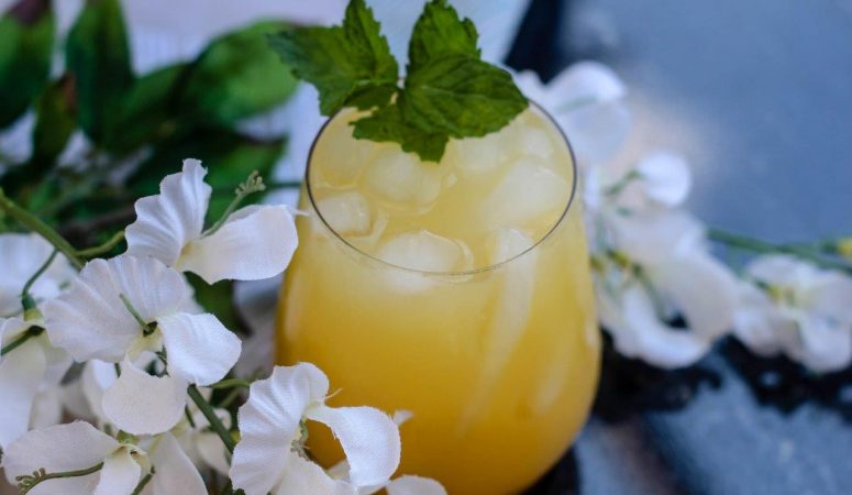 BAD MOMS Inspired cocktail drink: White Wine Mimosa #BadMoms